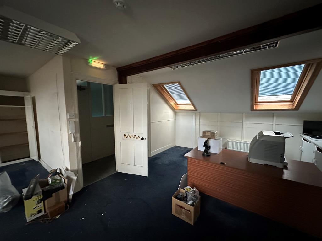 Lot: 37 - SUBSTANTIAL MIXED USE BUILDING WITH POTENTIAL - 10 Tower Road TF Office